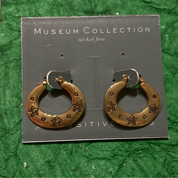 Museum Collection Nickel Free Gold-tone small oval hoop earrings - Picture 1 of 5